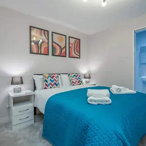  Holiday home Staybynumbers - Centre - 3 Bed, 3 Bathroom & Parking